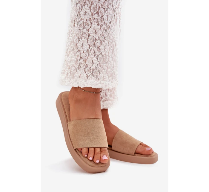 Dámské Pantofle Na Platformě Z Eko Semiše Tmavě Béžové model 21703777 - Boto Dámské Pantofle Na Platformě Z Eko Semiše Tmavě Béžové model 21703777 - Boto