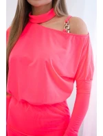 Šaty se zdobením na ramenou růžové neonové Šaty se zdobením na ramenou růžové neonové