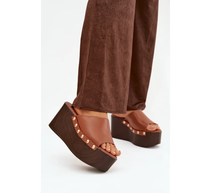 Dámské nazouváky na platformě s přezkami Camel model 21918838 - Boto Dámské nazouváky na platformě s přezkami Camel model 21918838 - Boto