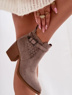 Dámské perforované kotníkové boty na podpatku s vzorem a zlatým sponou tmavě béžové model 22009815 - Boto