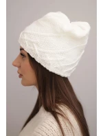 Dámská zimní čepice s ozdobným pletením a klasickým střihem K372 bílá Dámská zimní čepice s ozdobným pletením a klasickým střihem K372 bílá