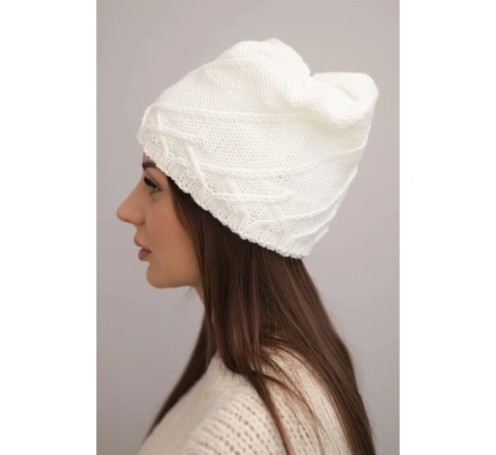 Dámská zimní čepice s ozdobným pletením a klasickým střihem K372 bílá Dámská zimní čepice s ozdobným pletením a klasickým střihem K372 bílá