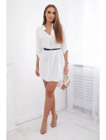 Šaty s delšími zády a pásem ecru