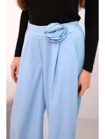 Dámské elegantní kalhoty s širokou nohavicí a ozdobným květem modré Dámské elegantní kalhoty s širokou nohavicí a ozdobným květem modré