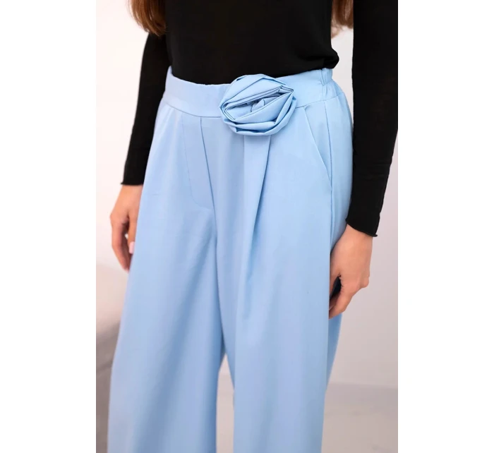 Dámské elegantní kalhoty s širokou nohavicí a ozdobným květem modré Dámské elegantní kalhoty s širokou nohavicí a ozdobným květem modré