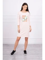 Šaty s 3D grafikou model 18744004 powder pink - K-Fashion Šaty s 3D grafikou model 18744004 powder pink - K-Fashion