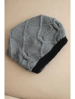 Dámská zimní čepice z vlny s vzorem šedá model 21782983 - K-Fashion Dámská zimní čepice z vlny s vzorem šedá model 21782983 - K-Fashion