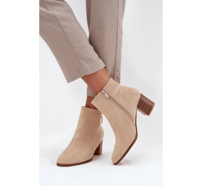 Zateplené dámské kotníkové boty na podpatku se zlatým detailem béžové model 21708228 - Boto Zateplené dámské kotníkové boty na podpatku se zlatým detailem béžové model 21708228 - Boto