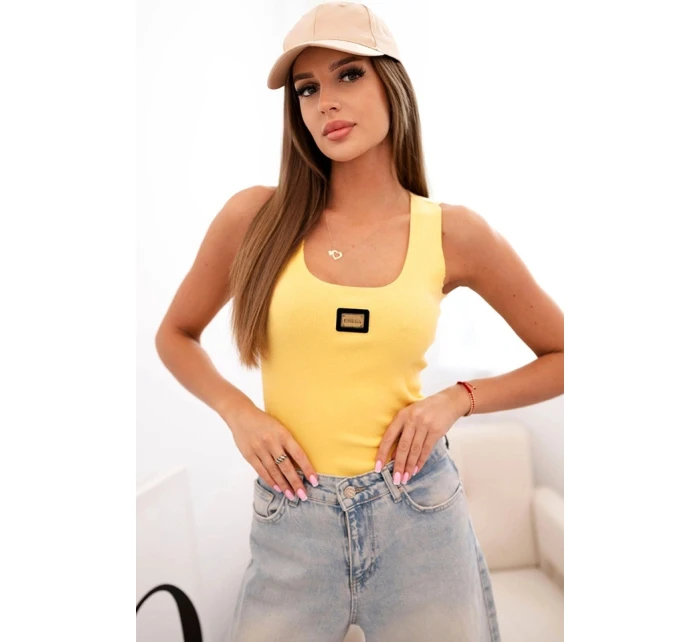 Dámská pruhovaná top s ramínky a ozdobnou nášivkou tmavě žlutá