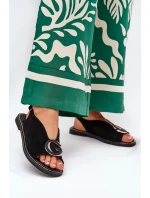 Elegantní Dámské Sandály S Zlatou Ozdobou Na Plochém Podpatku Černé S.Barski model 21685679 - Boto Elegantní Dámské Sandály S Zlatou Ozdobou Na Plochém Podpatku Černé S.Barski model 21685679 - Boto