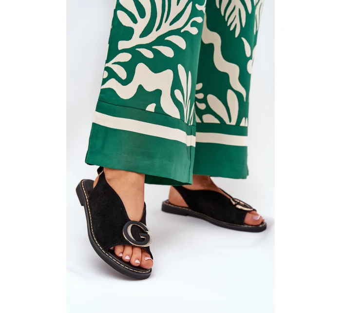 Elegantní Dámské Sandály S Zlatou Ozdobou Na Plochém Podpatku Černé S.Barski model 21685679 - Boto Elegantní Dámské Sandály S Zlatou Ozdobou Na Plochém Podpatku Černé S.Barski model 21685679 - Boto