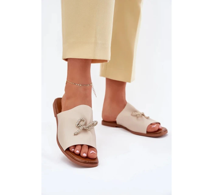 Dámské pantofle na nízkém podpatku s ozdobným vázáním – béžové Norela Dámské pantofle na nízkém podpatku s ozdobným vázáním – béžové Norela