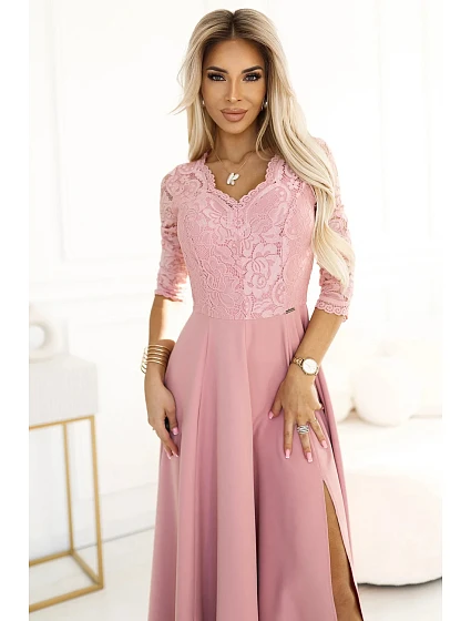 Dámské dlouhé krajkové šaty model 22074821 AMBER pudrově růžové - numoco Dámské dlouhé krajkové šaty model 22074821 AMBER pudrově růžové - numoco