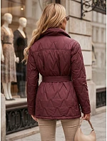 Kurtka damska przejściowa z paskiem bordowa model 22365035 - FashionStreet Kurtka damska przejściowa z paskiem bordowa model 22365035 - FashionStreet