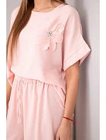 Dámský komplet z viskózy s ozdobným květem a širokými kalhotami pudrově růžová