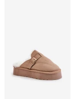 Dámské pantofle na silné podrážce s kožíškem a sponou tmavě béžové model 21677937 - Boto Dámské pantofle na silné podrážce s kožíškem a sponou tmavě béžové model 21677937 - Boto