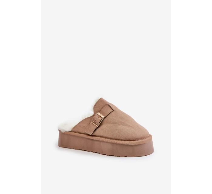 Dámské pantofle na silné podrážce s kožíškem a sponou tmavě béžové model 21677937 - Boto Dámské pantofle na silné podrážce s kožíškem a sponou tmavě béžové model 21677937 - Boto