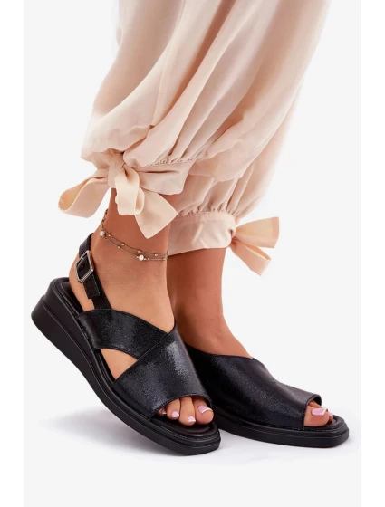 Dámské lakované sandály na klínku z eko kůže - černé Quilara Dámské lakované sandály na klínku z eko kůže - černé Quilara