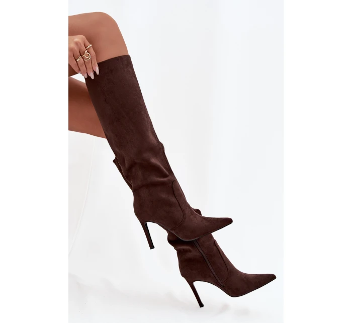 Zateplené dámské kozačky na jehlovém podpatku z eko semiše čokoládové model 21728457 - Boto Zateplené dámské kozačky na jehlovém podpatku z eko semiše čokoládové model 21728457 - Boto