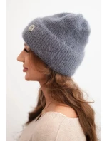 Dámská zimní čepice model 21441760 s ozdobným knoflíkem grafitová - K-Fashion Dámská zimní čepice model 21441760 s ozdobným knoflíkem grafitová - K-Fashion