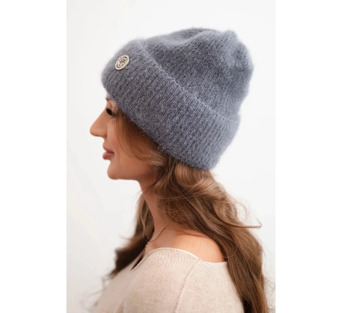 Dámská zimní čepice model 21441760 s ozdobným knoflíkem grafitová - K-Fashion Dámská zimní čepice model 21441760 s ozdobným knoflíkem grafitová - K-Fashion