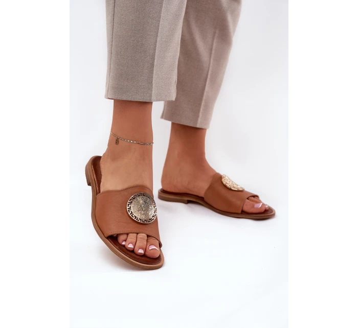 model 21686332 Kožené Pantofle Na Plochém Podpatku S Dekorací Camel - Zazoo model 21686332 Kožené Pantofle Na Plochém Podpatku S Dekorací Camel - Zazoo