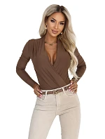 Stylové dámské body s výstřihem – barva mokka hnědá model 22353499 - numoco Stylové dámské body s výstřihem – barva mokka hnědá model 22353499 - numoco