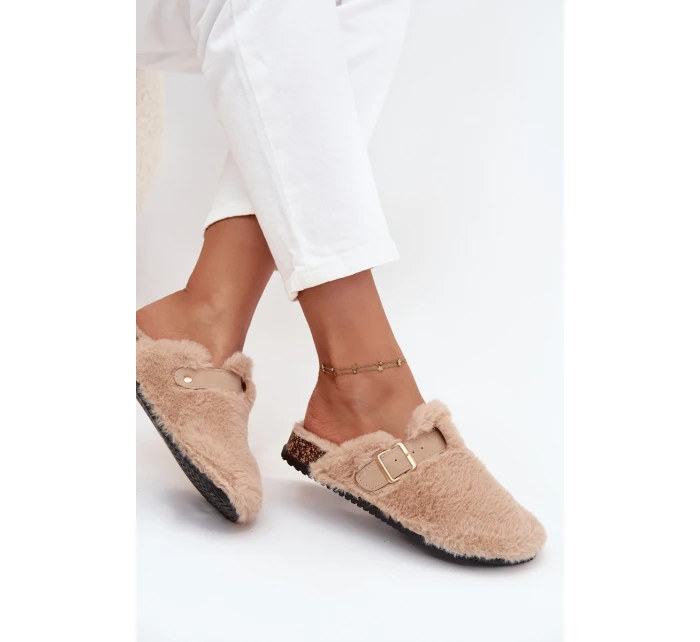 Kožešinové dámské pantofle na platformě s páskem a přezkou béžové model 21709376 - Boto