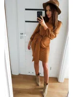 Pohodlné dámské šaty v karamelové barvě se zavazováním v pase model 7866655 - numoco
