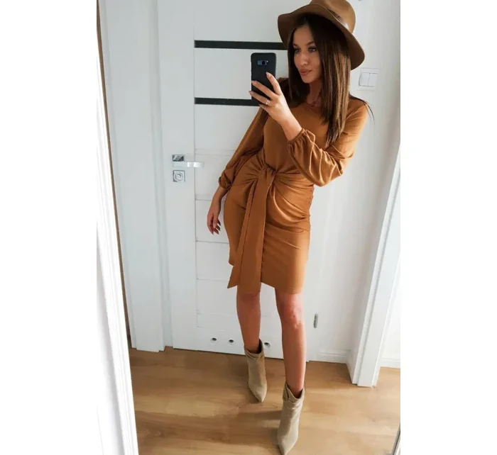 Pohodlné dámské šaty v karamelové barvě se zavazováním v pase model 7866655 - numoco