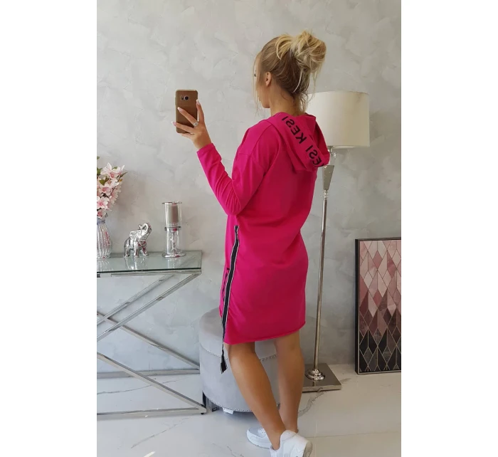 Šaty s kapucí a potiskem fuchsiové barvy