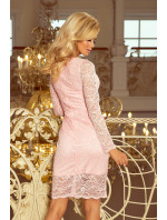 Dámské krajkové šaty v pastelově růžové barvě s dlouhými rukávy a výstřihem model 5917737