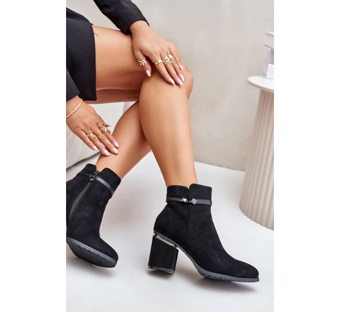 Zateplené dámské boty na podpatku s ozdobným páskem černé model 21675634 - VINCEZA