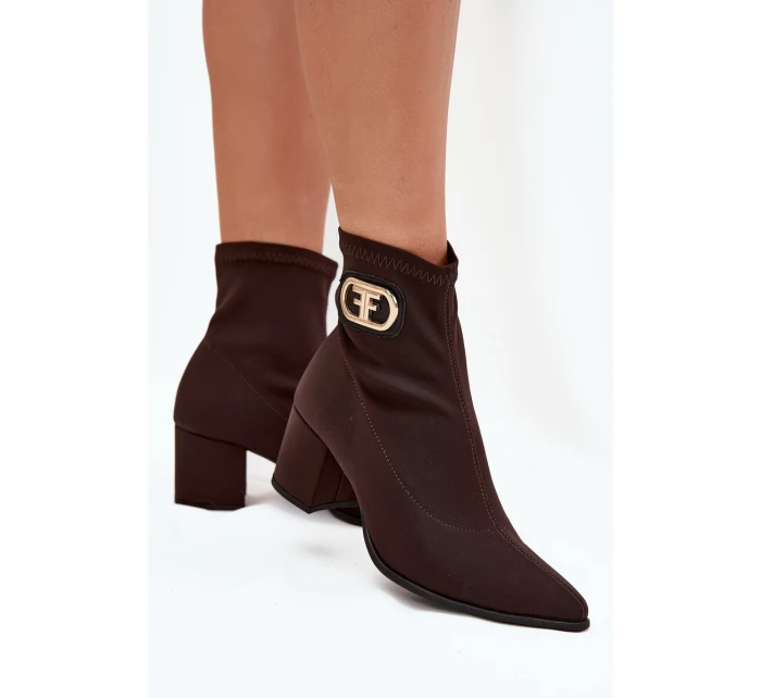 Dámské boty na podpatku se zlatým detailem Čokoládové model 21703500 - Zazoo