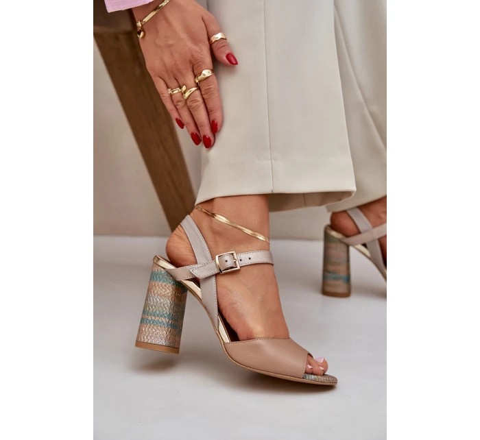 Kožené elegantní sandály na podpatku tmavě béžové model 21685342 - Laura Messi Kožené elegantní sandály na podpatku tmavě béžové model 21685342 - Laura Messi