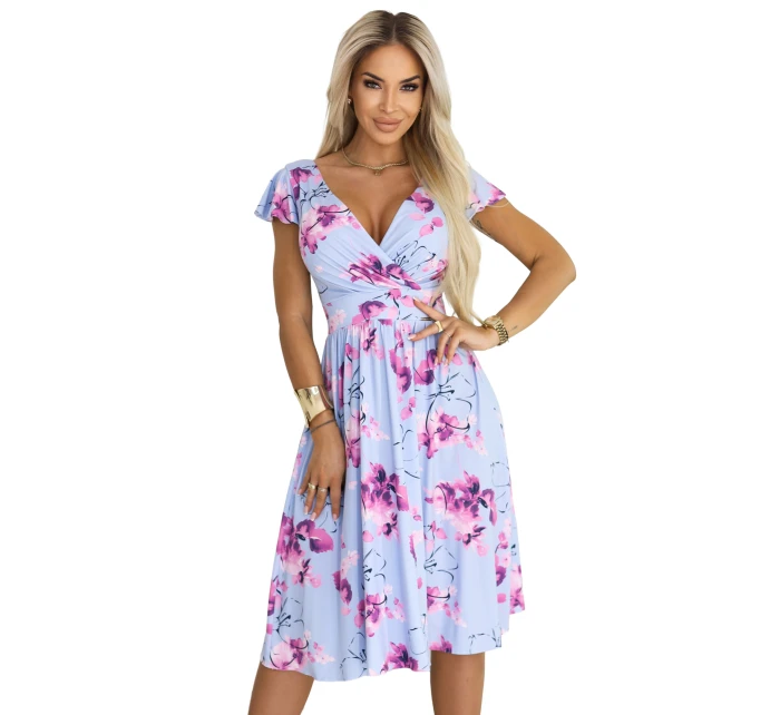 MATILDE midi šaty s obálkovým výstřihem a krátkými rukávy modré s růžovými květy model 22014770 - numoco MATILDE midi šaty s obálkovým výstřihem a krátkými rukávy modré s růžovými květy model 22014770 - numoco