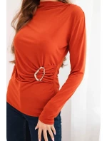 Dámská blůza z viskózy s nařasením a ozdobnou sponou model 21468702 - K-Fashion