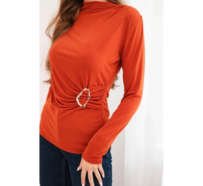 Dámská blůza z viskózy s nařasením a ozdobnou sponou model 21468702 - K-Fashion