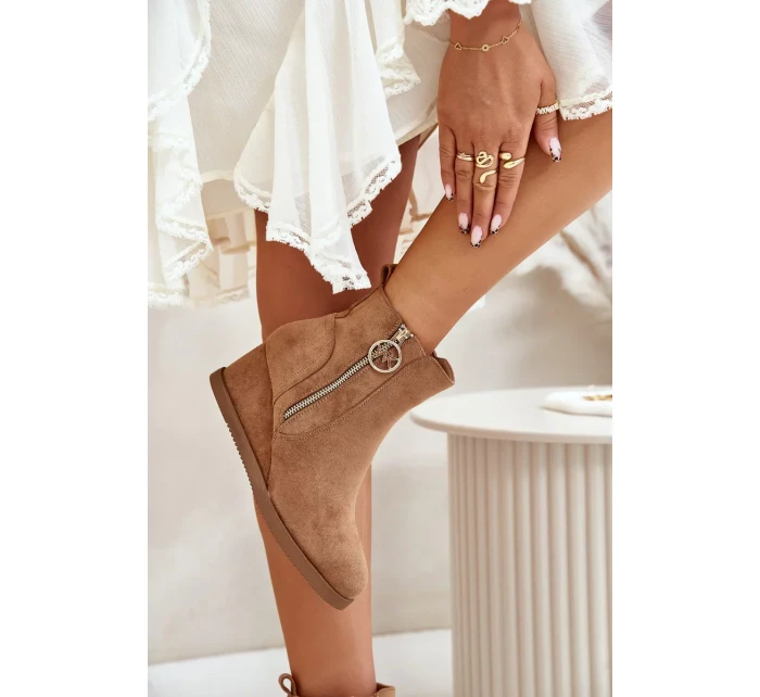 Zateplené Kotníkové Boty Na Klínku S Ozdobným Zipem Eko Semišové Camel Leretha Zateplené Kotníkové Boty Na Klínku S Ozdobným Zipem Eko Semišové Camel Leretha