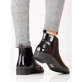 Designové dámské  kotníčkové boty černé na plochém podpatku