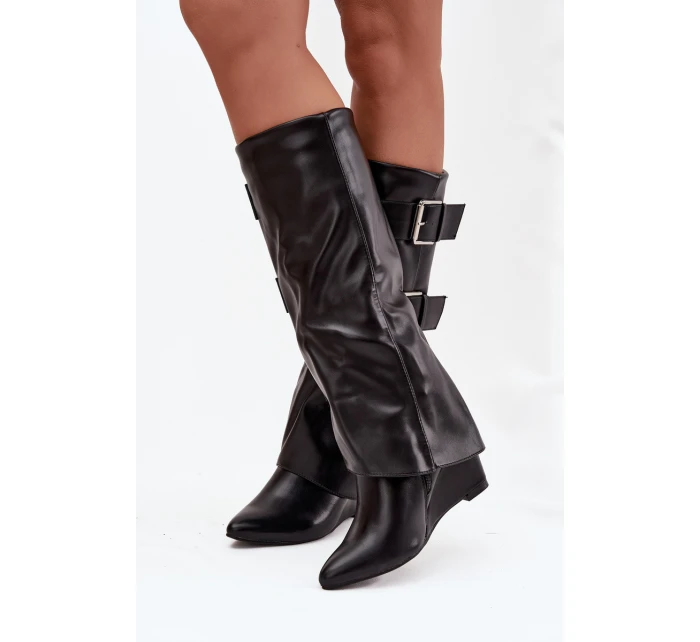 Dámské kozačky na platformě s lemem a přezkami Černé model 21747887 - Boto Dámské kozačky na platformě s lemem a přezkami Černé model 21747887 - Boto