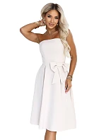 – elegantní midi šaty ve stylu bez ramínek s mašlí – světle béžové model 22393727 - numoco – elegantní midi šaty ve stylu bez ramínek s mašlí – světle béžové model 22393727 - numoco