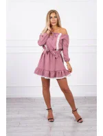 Šaty s odhalenými rameny a krajkou tmavě růžové barvy