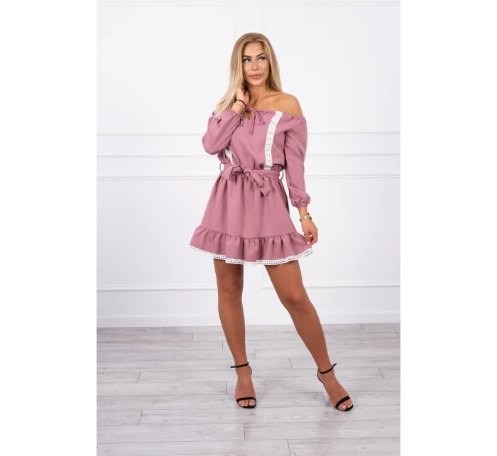 Šaty s odhalenými rameny a krajkou tmavě růžové barvy