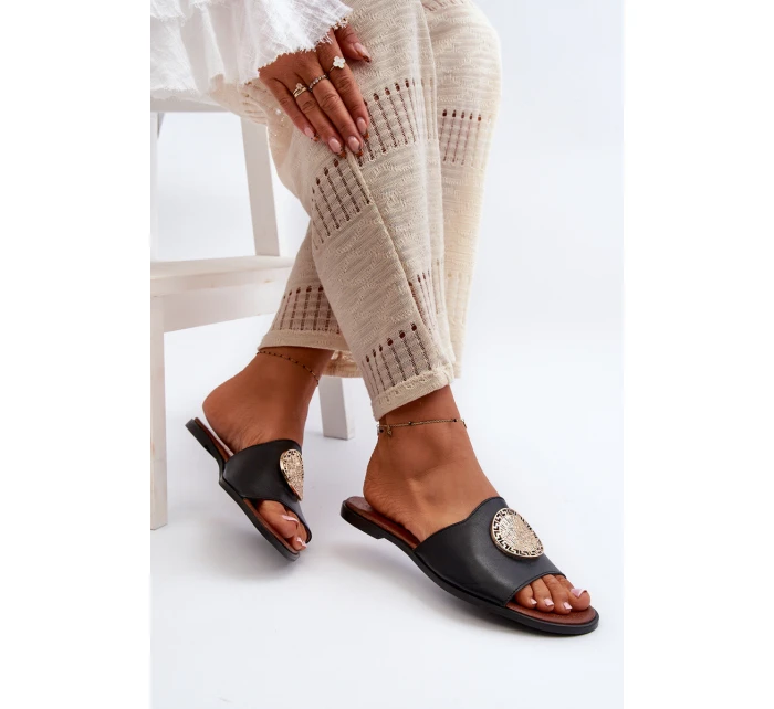 model 21665471 Kožené Žabky Na Ploché Podrážce S Ozdobou Černé - Zazoo model 21665471 Kožené Žabky Na Ploché Podrážce S Ozdobou Černé - Zazoo