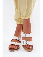 Dámské pantofle s přezkami model 22094917 Bílé - Inblu Dámské pantofle s přezkami model 22094917 Bílé - Inblu