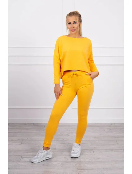 Souprava s oversize halenkou hořčicové barvy Souprava s oversize halenkou hořčicové barvy