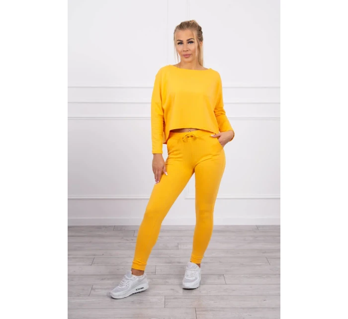 Souprava s oversize halenkou hořčicové barvy Souprava s oversize halenkou hořčicové barvy