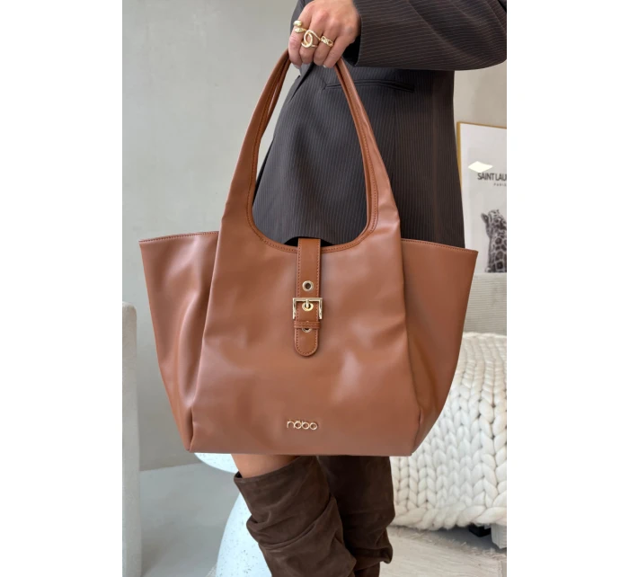 Kabelka s přezkou světle hnědá model 21711823 - NOBO Kabelka s přezkou světle hnědá model 21711823 - NOBO