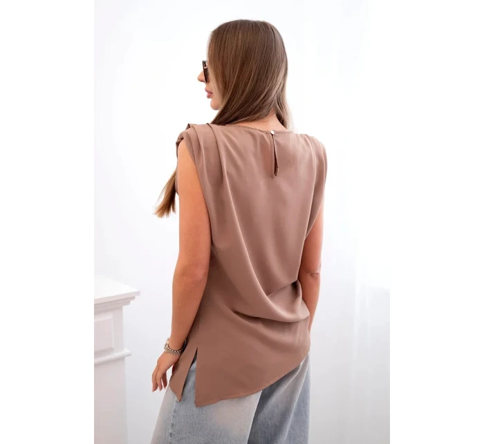 Elegantní dámská halenka s volánky a asymetrickým střihem velbloud